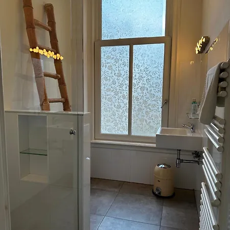 Nine-t-teen Bed And Boutique