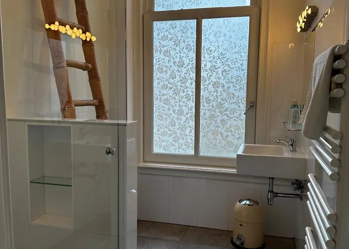 Nine-t-teen Bed And Boutique