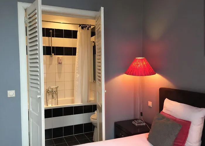 Nine-t-teen Bed And Boutique Casa de hóspedes 4*