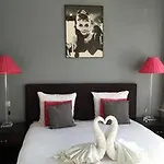 Nine-t-teen Bed And Boutique בית הארחה
