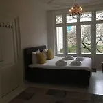 בית הארחה Nine-t-teen Bed And Boutique