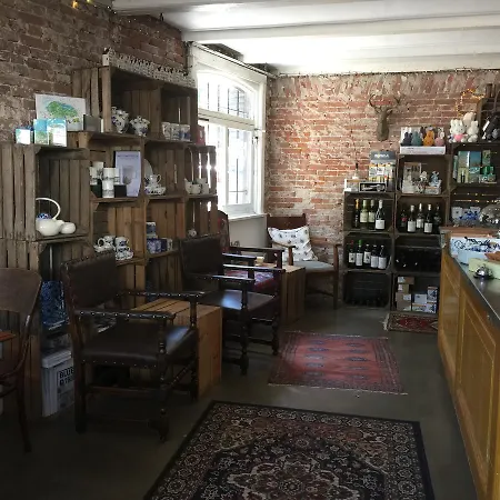 Nine-t-teen Bed And Boutique Konukevi